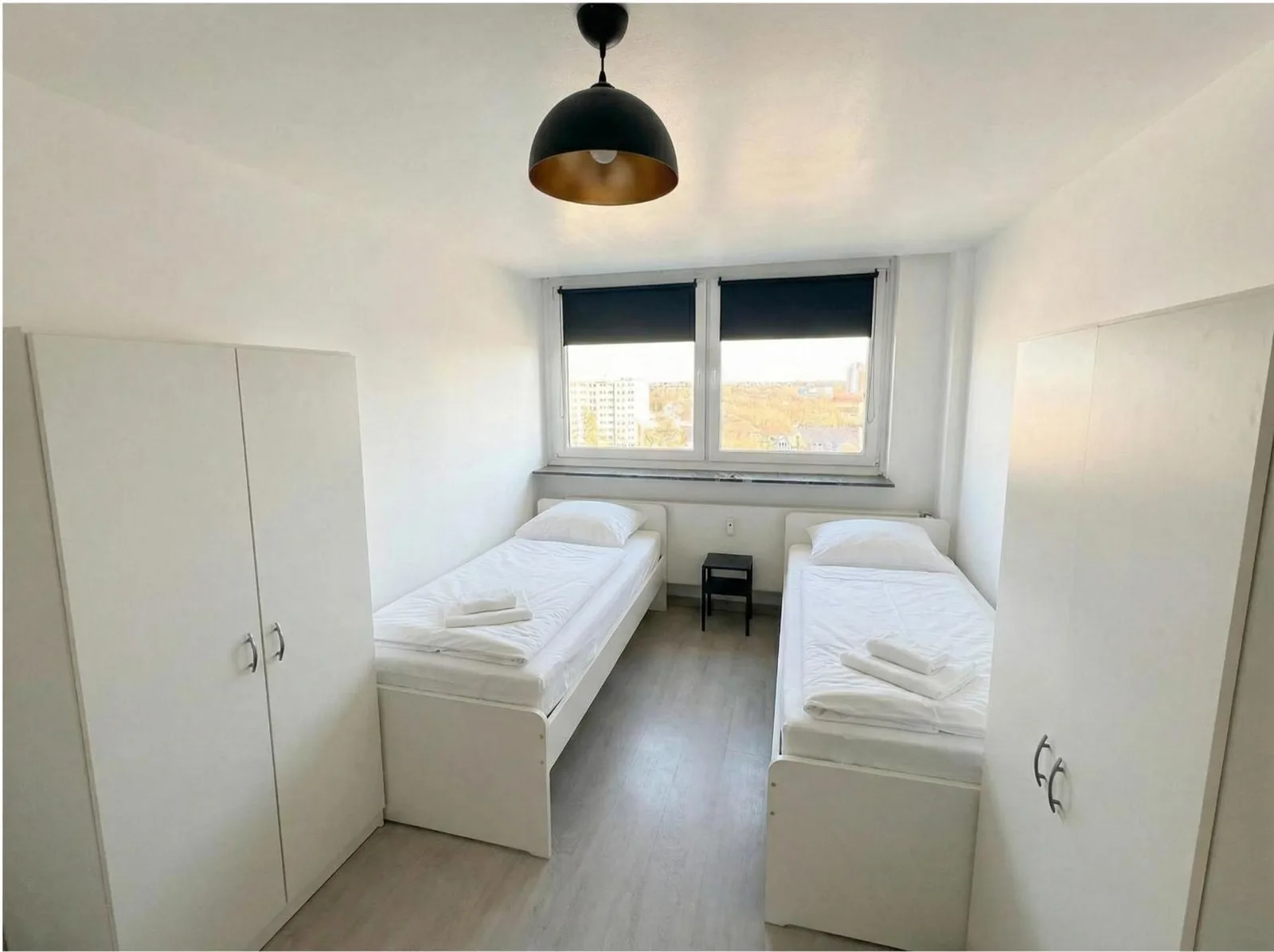 Zweibettzimmer mit zwei Einzelbetten, Kleiderschränken und Fenster