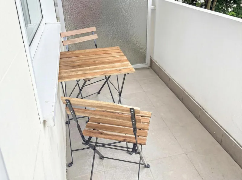 Balkon mit Klapptisch und zwei Stühlen am Rheinlanddamm 6