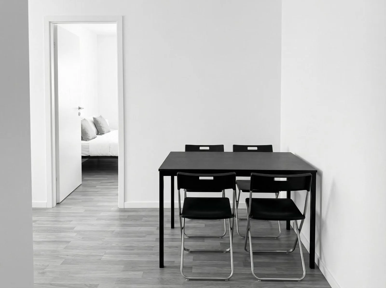 Esstisch mit vier Stühlen vor dem Schlafzimmer einer Wohnung am Rheinlanddamm 6