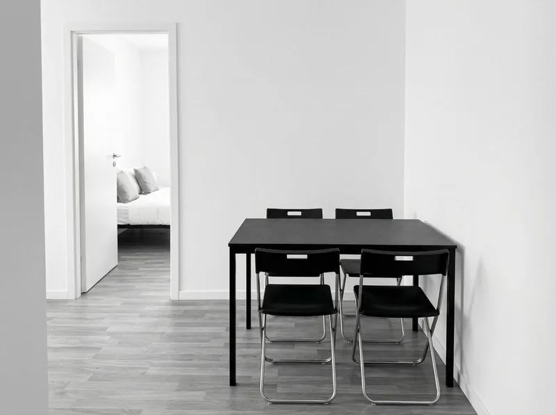 Essplatz mit Tisch und vier Stühlen im Flur einer möblierten Wohnung