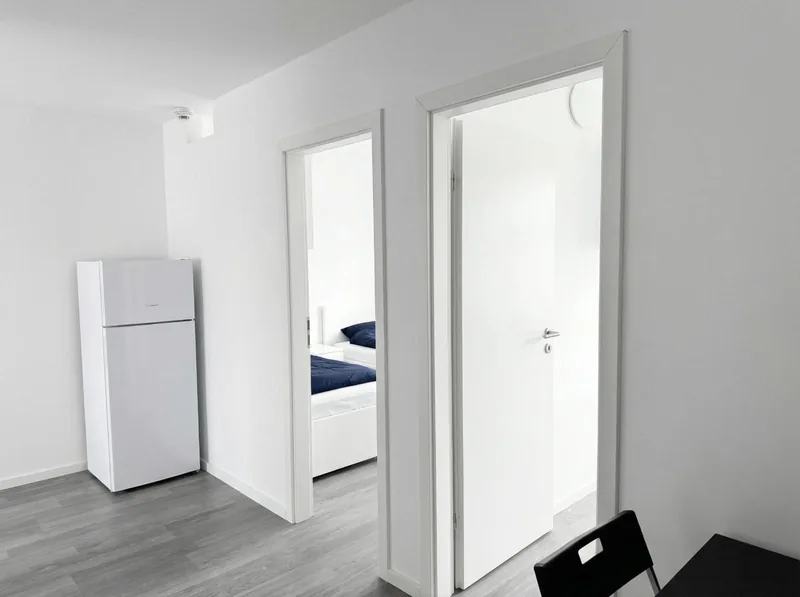 Flur mit Kühlschrank und Blick in zwei Zimmer am Rheinlanddamm 6