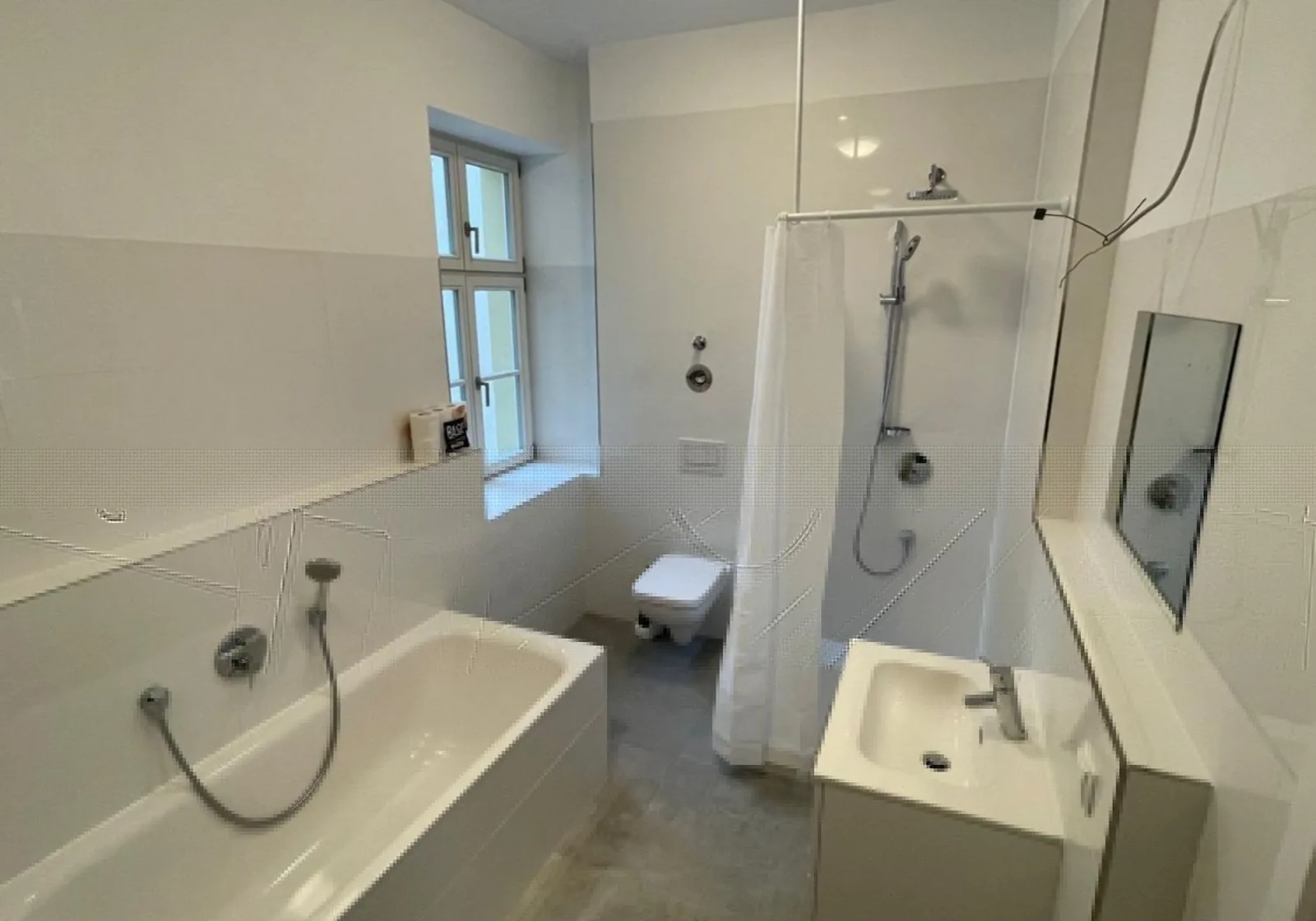 Bad mit Badewanne, Duschvorhang, WC und Waschbecken