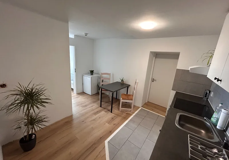 Wohnküche mit Esstisch und Kühlschrank im Haus am Evinger Platz