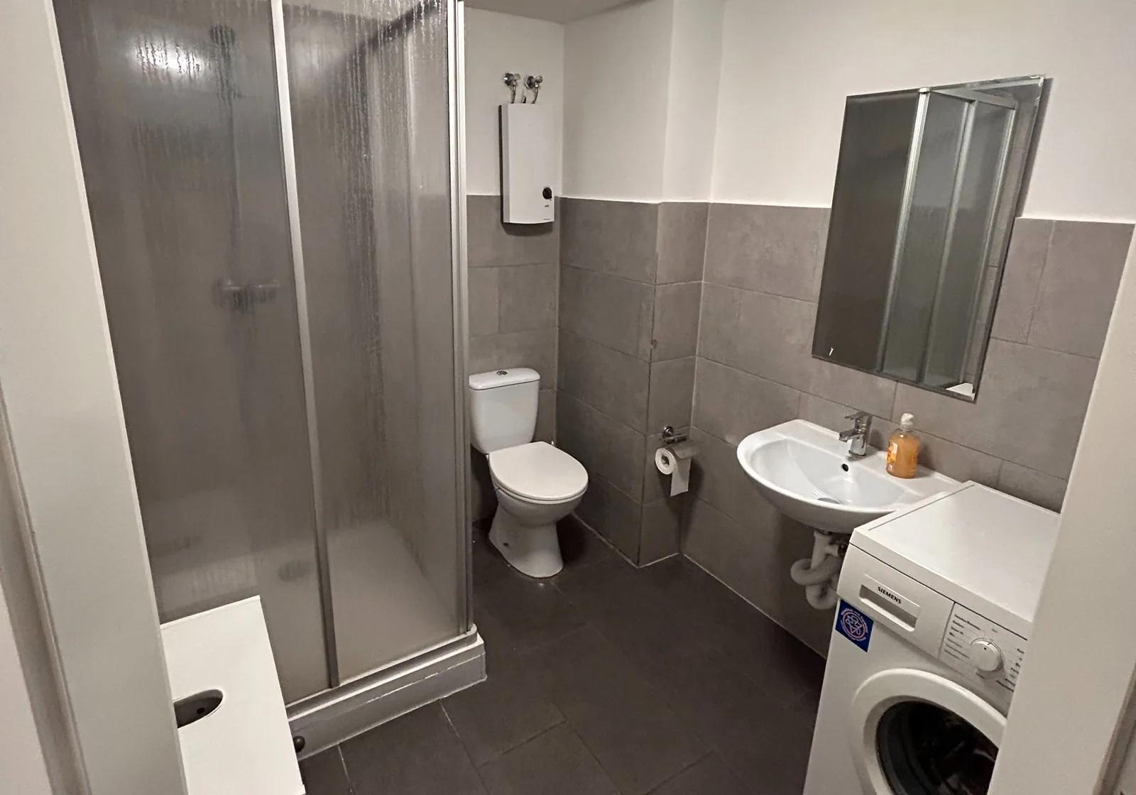 Duschbad mit Waschmaschine im Haus am Evinger Platz