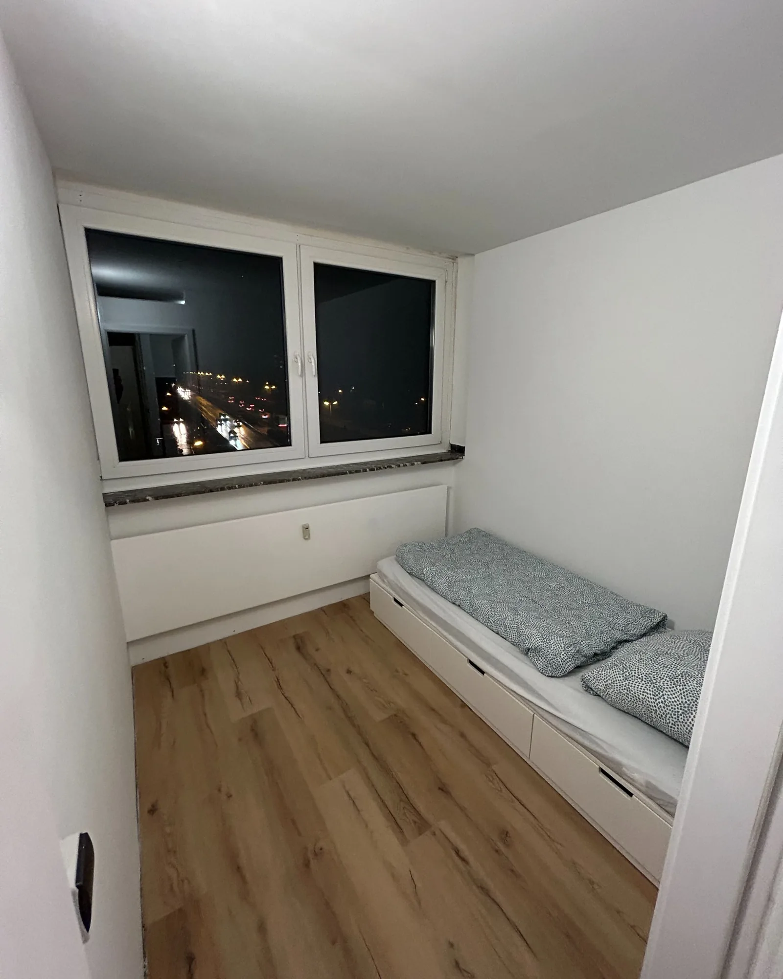Einzelzimmer mit Bett am Fenster im Haus am Evinger Platz
