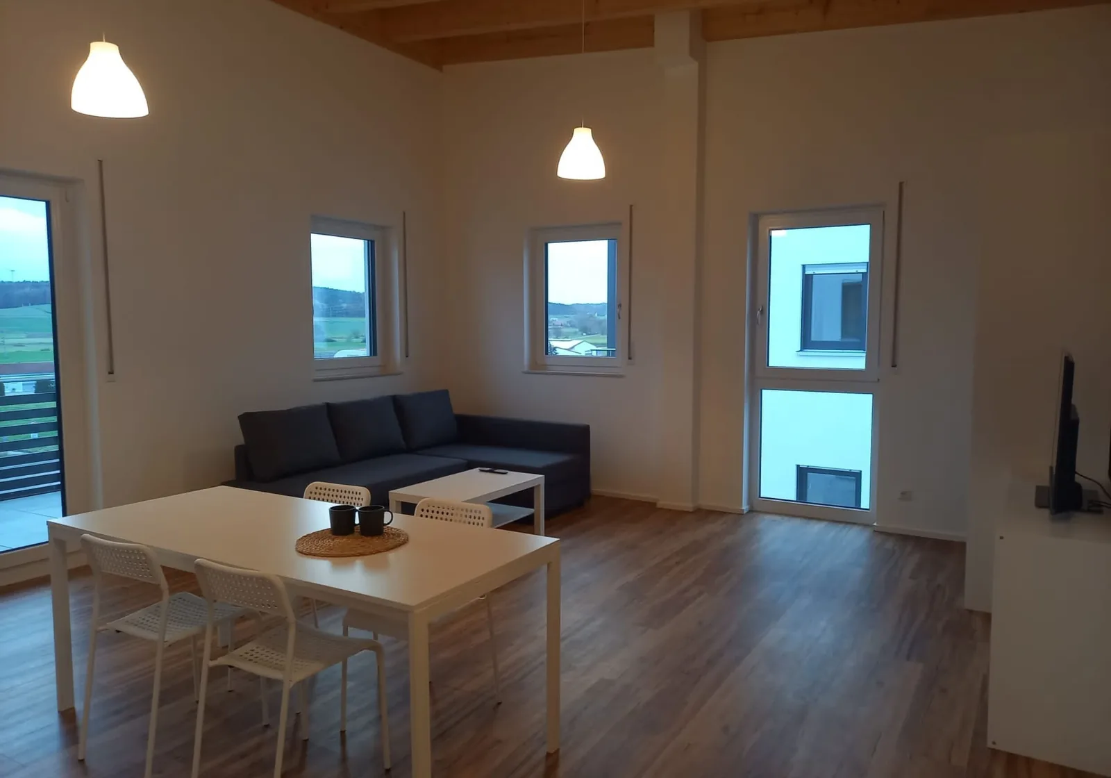 Essplatz mit Tisch und Sofa im Haus an der Persebecker Straße